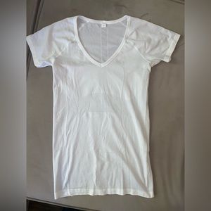Lululemon Run Swiftly Tech - V NECK tee